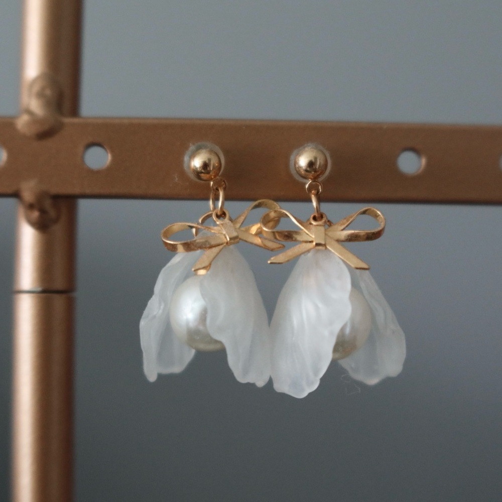 Flower petal pearl earrings